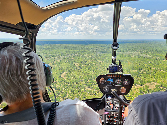 Dans l'hélicoptère au-dessus de la savane.