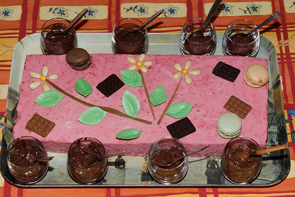 Bavaroise à la framboise à l'espuma de chocolat.